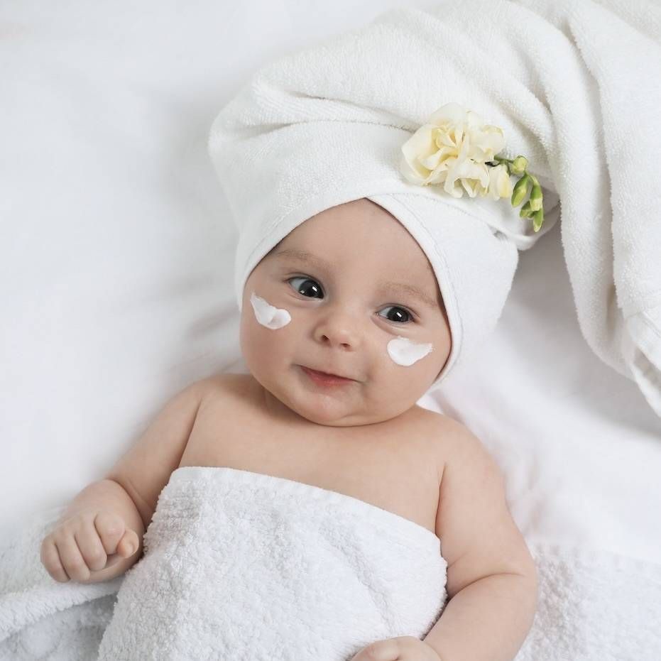 Los productos naturales proporcionan una protección segura y efectiva para la piel sensible del bebé, garantizando su bienestar y salud.