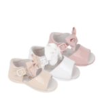 Sandalias infantiles con lazo decorativo