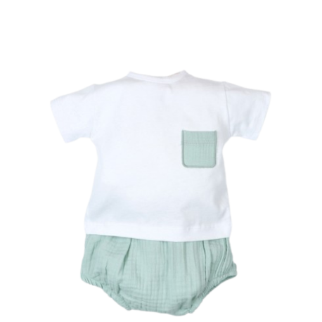 Conjunto Corto Bebé 2 Piezas Tony Bambino, camiseta blanca con bolsillo y pantalón corto verde.