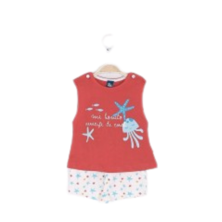Conjunto bebé niña con camiseta roja de tirantes y pantalón corto con estampado de estrellas, ideal para los días de calor.