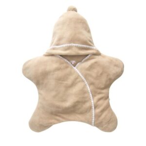 Conjunto saco y gorro con color beige, ideal para bebé.