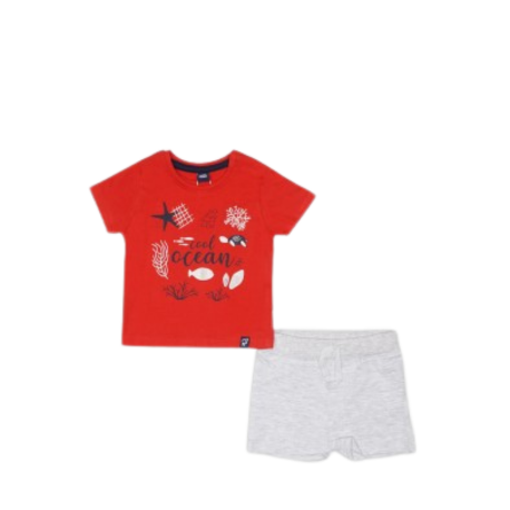 Conjunto corto para bebé niño con camiseta roja de manga corta y pantalón corto gris, diseño cómodo y fresco ideal para el verano.