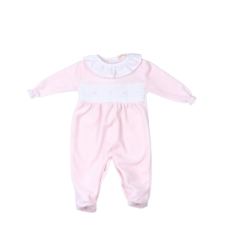 Pijama Tipo Pelele Cuello Volante Tony Bambino, color rosa suave con detalles de volante en el cuello, ideal para mantener a tu bebé cómodo y elegante durante la noche.
