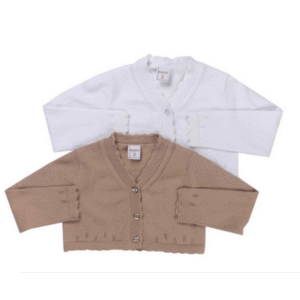 Torera de punto bebé con cierre de botones, color tostado.