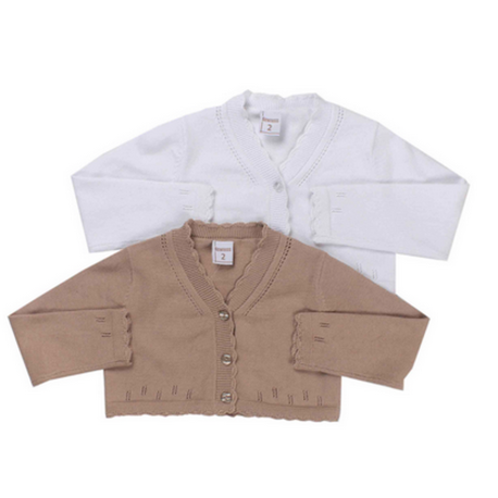 Torera de punto bebé con cierre de botones, color tostado.