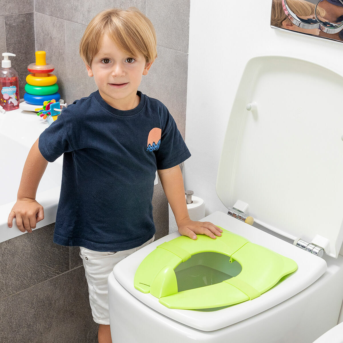 Reductor de WC Plegable para Niños Foltry InnovaGoods, con base antideslizante y accesorio antisalpicaduras para máxima comodidad.