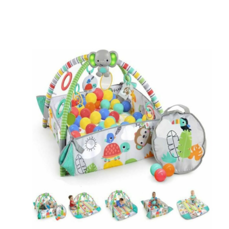 Alfombra de juego Bright Starts multicolor, con estructura de arco y bolas de colores para el entretenimiento del bebé.