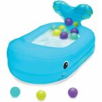 Bañera Infantino Hinchable azul para bebés con bolas de colores.
