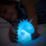 Lámpara Unicornio Multicolor LEDicorn InnovaGoods, ideal como luz quitamiedos para niños.