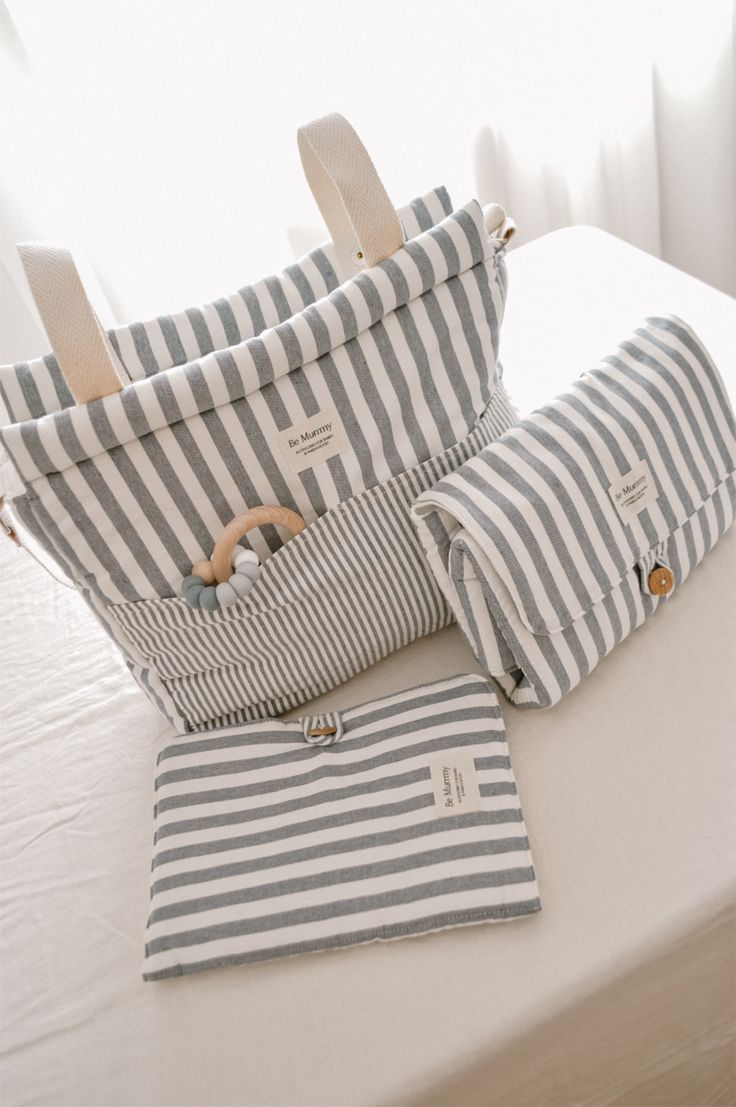 Bolso para carrito de bebé con múltiples compartimentos, perfecto para organizar pañales, toallitas, biberones y más mientras paseas con tu bebé.
